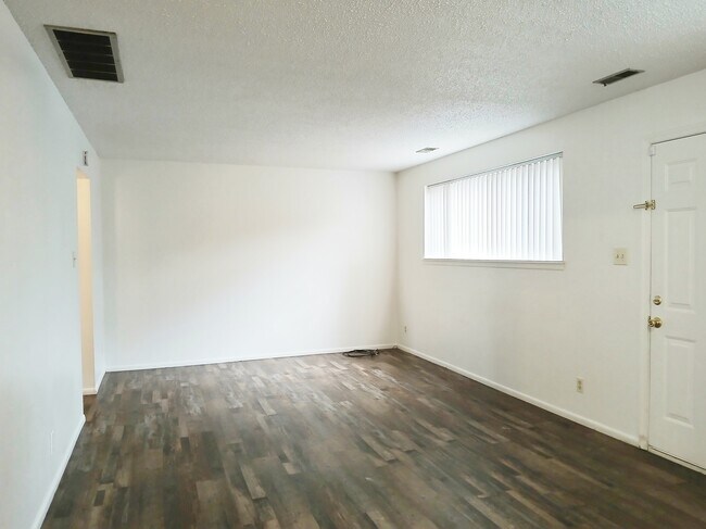 Livingroom - 212 Juniper St N