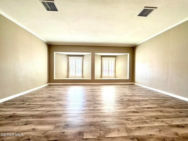 Building Photo - 10288 Lakeview Dr