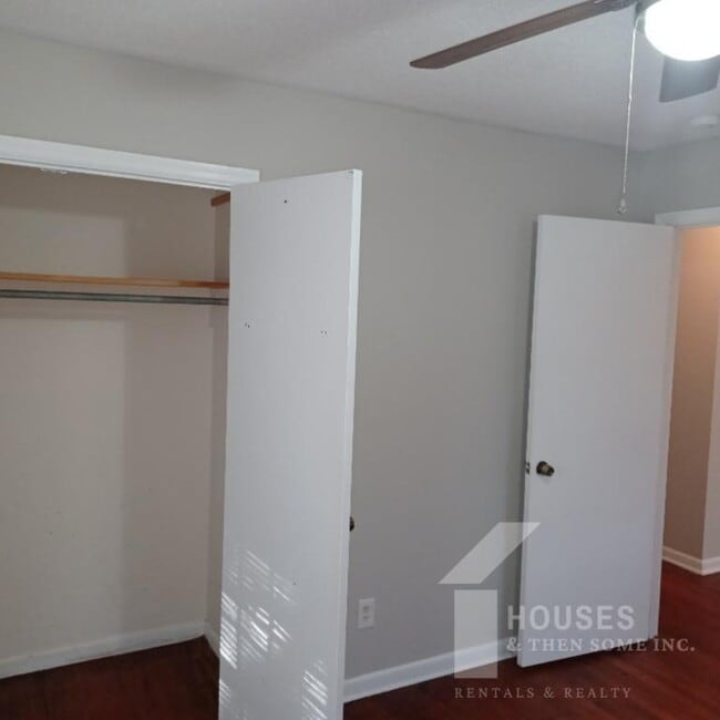 Building Photo - 218 Singing Woods Ln