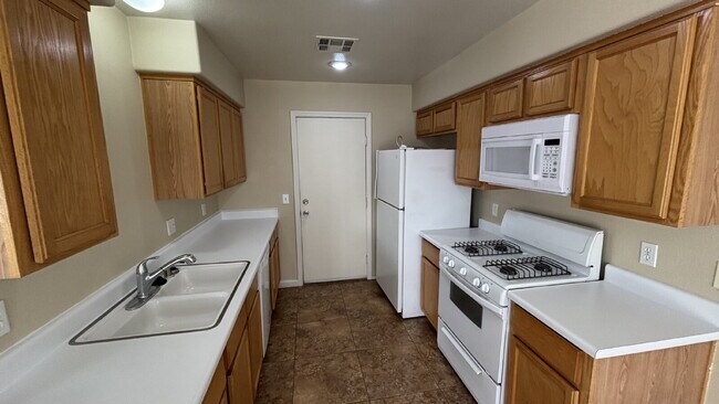 Building Photo - Move in Ready 3 bedroom 2.5 Bath Townhome