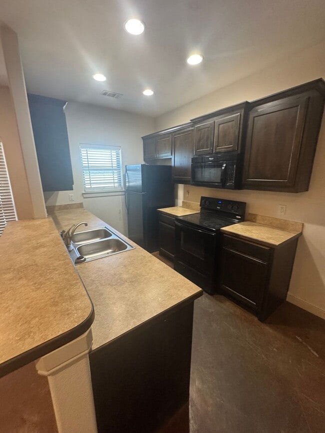 Building Photo - 203 Walker Ln