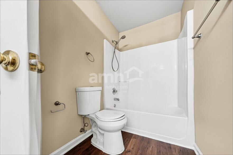 Building Photo - 2420 Queensboro Ln