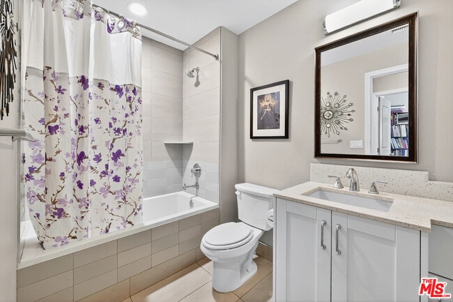 Building Photo - 5933 W Luna Park