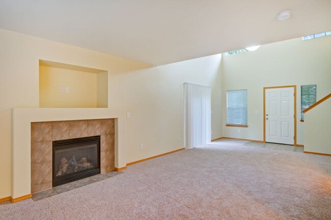 Building Photo - ***PENDING APPLICATION***Holiday Move-In Special — Enjoy Half Off Your First Month’s Rent! Lovely...