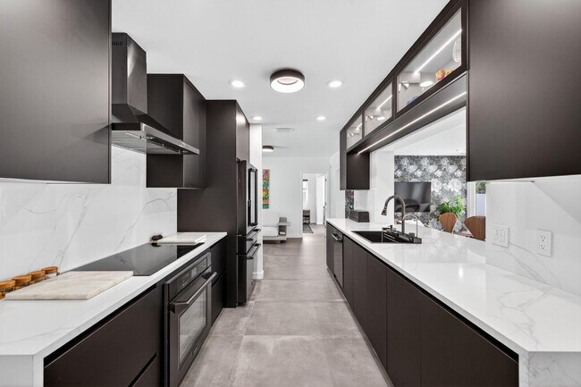 Building Photo - 2720 NE 59th St