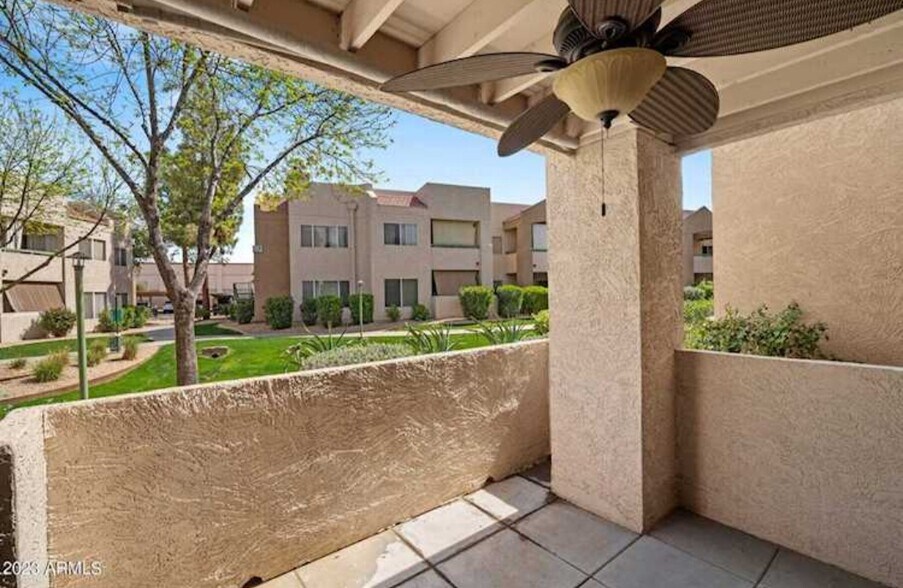 Covered patio - 1295 N Ash St