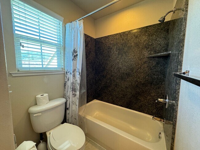 Building Photo - Newly available Stunning 2 Bedroom home fo...