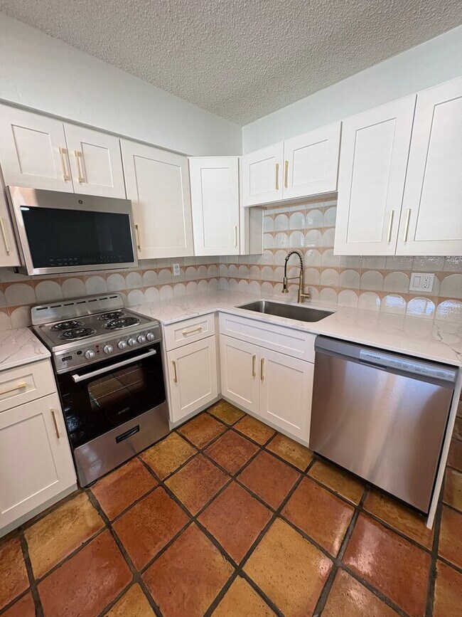 Building Photo - 817 S Melody Ln