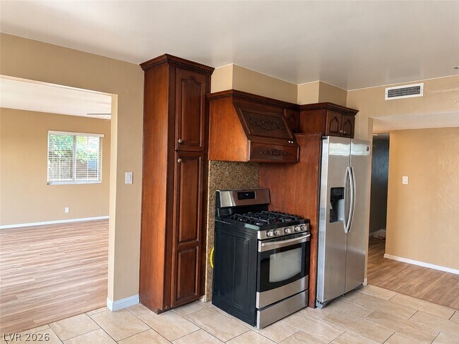Building Photo - 504 Falcon Ln