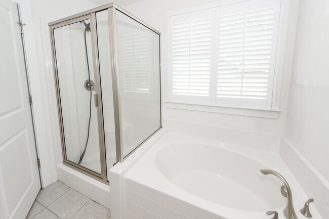 Building Photo - 4 Bedroom 3.5 Bath House in Lawton Park - ...