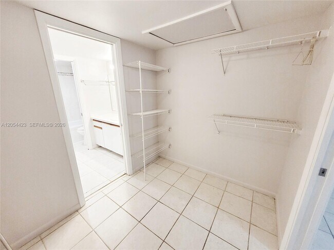 Building Photo - 7523 Greenlake Way