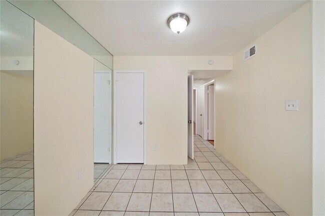 Building Photo - 3900 Woodchase Dr