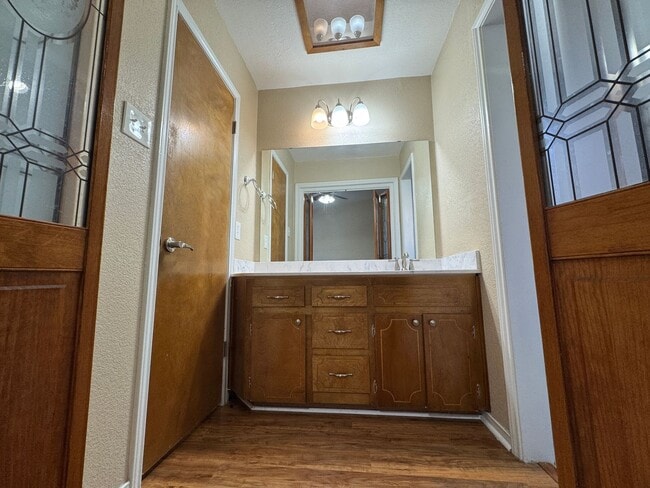 Building Photo - 2212 Phyllis Dr