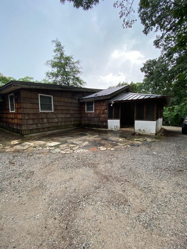 Building Photo - Charming 3 bedroom on west side of Athens,...