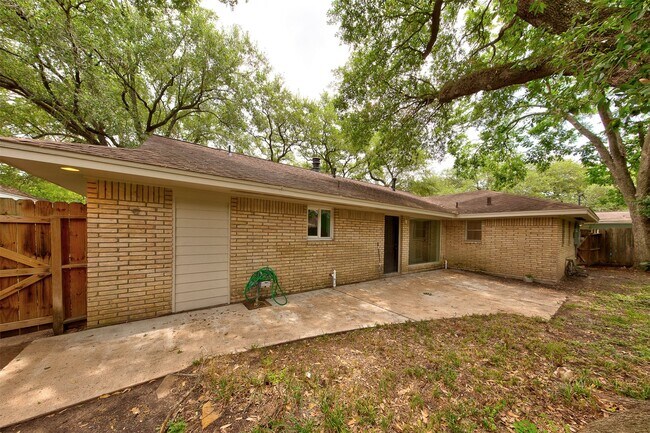 Building Photo - 8826 Robindell Dr