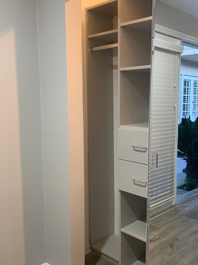 Building Photo - 145 S La Peer Dr