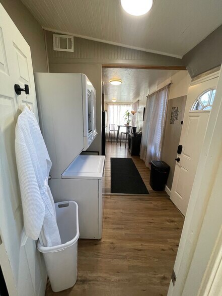 Building Photo - 230 W Myrtle St