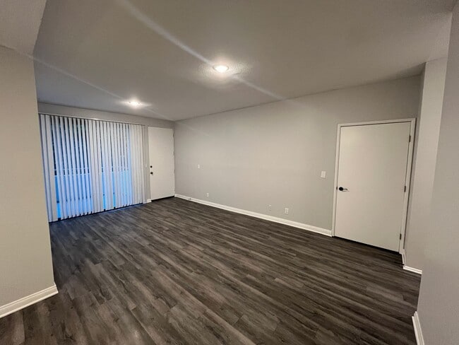 Interior Photo - 1527 Veteran Ave