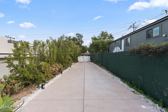 Building Photo - 265 McKnight Rd