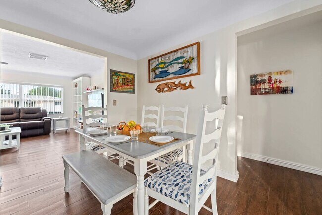 Building Photo - 1341 Bayview Dr