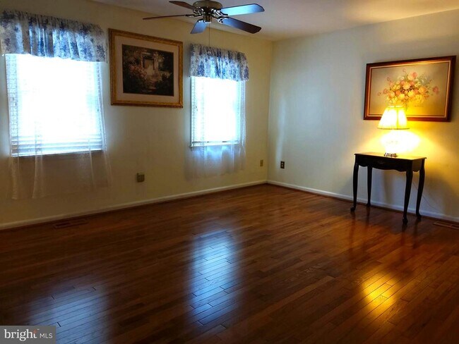 Building Photo - 404 Cranberry Ln