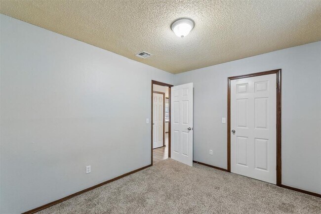 Building Photo - 3401 E Noble Dr