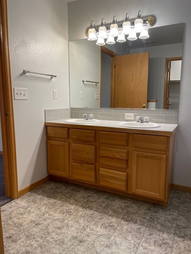 Building Photo - Spacious 4-Bedroom / 3-Bath Single Family Home in Windsor!
