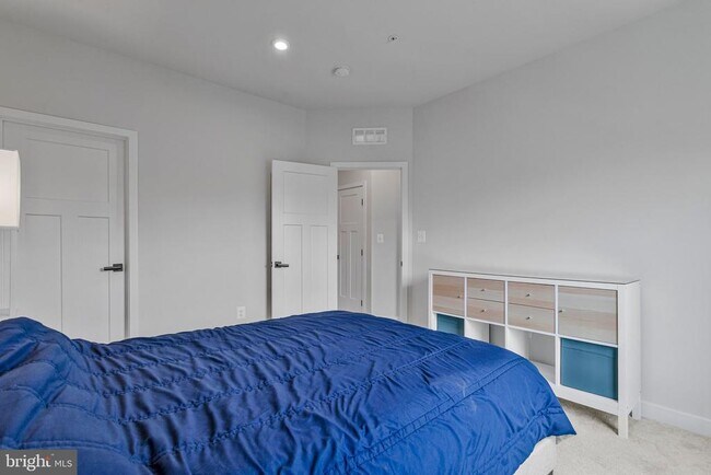 Building Photo - 10910 Presidential Pkwy