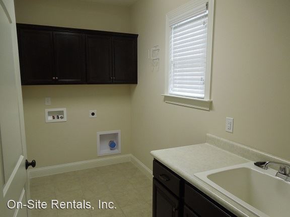 Building Photo - 5 br, 3.5 bath House - 11 Racquet Court