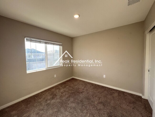 Building Photo - Updated Lincoln 4bd/2.5ba House With 2 Car...