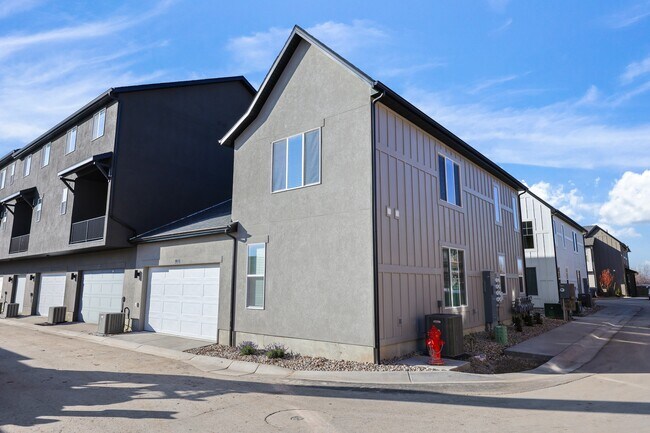 Building Photo - 1175 N Meridian Ln