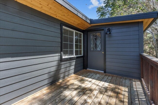 Building Photo - Beautiful Three Bedroom Home on Half Acre in S. Reno