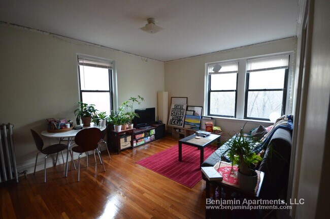 Building Photo - 349 Pleasant St
