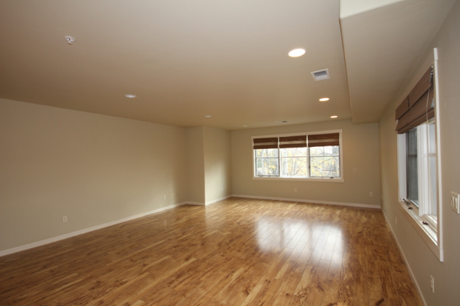 Building Photo - 645 Woodland Pl