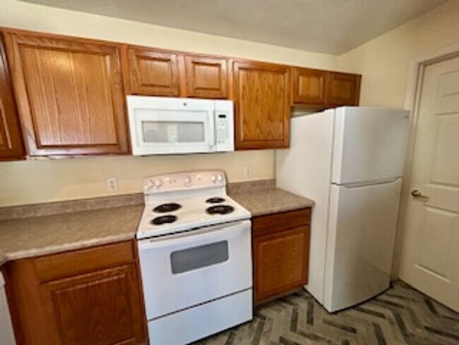 Building Photo - Great 2 Bedroom 2 Bathroom condo on the ea...