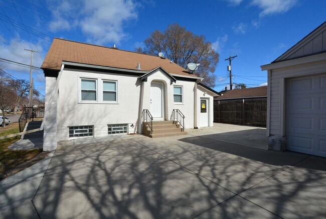 Building Photo - * Move In Special! * Beautiful 4-Bedroom, 1-Bathroom Home Available Now in NE Minneapolis!