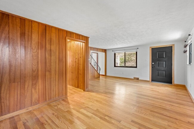 Building Photo - AVAILABLE JULY 1ST!! GORGEOUS 3 BED / 2 BATH HOME IN PENN HILLS!