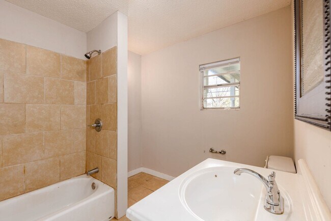 Building Photo - 4 Bedroom, 2 Bathroom in Adamsville