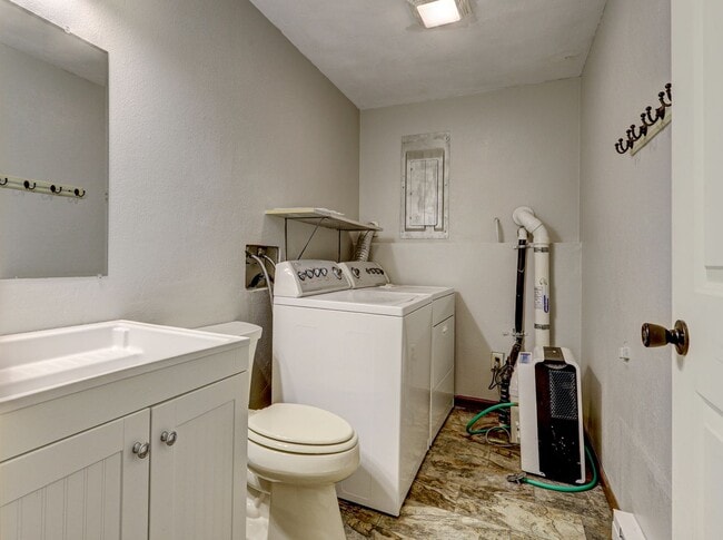 Building Photo - 2273 Country Ln