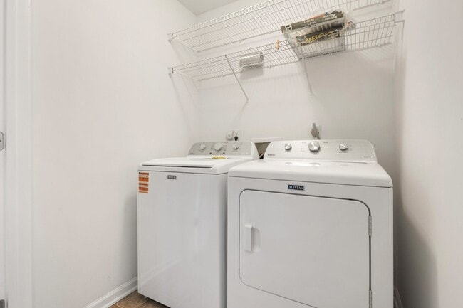 Building Photo - Spacious, end-unit townhome in North Raleigh!