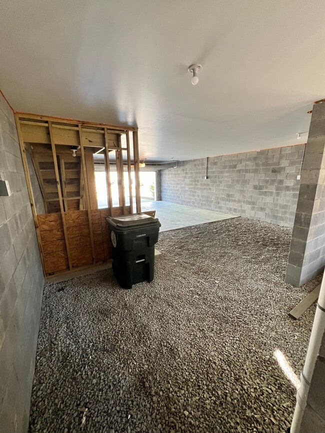 Building Photo - 575 McLernon Trce