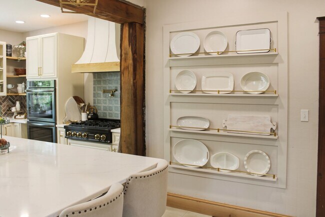 Building Photo - 5 bedroom on 2 acres