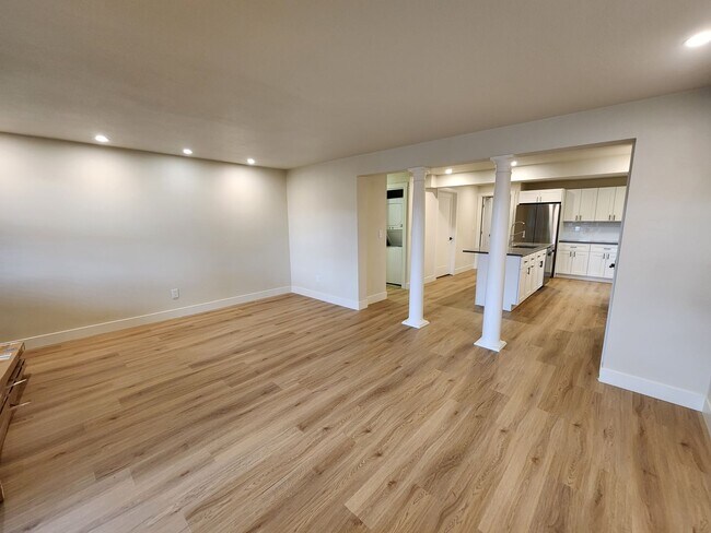 Building Photo - Gorgeous Remodeled 3 bed 2.5 bath in West ...