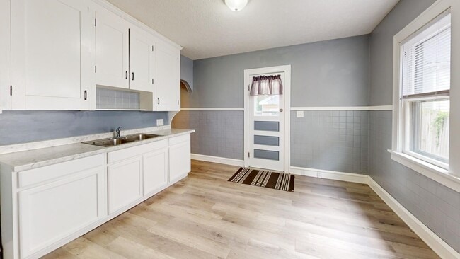 Building Photo - ** AVAILABLE OCTOBER 2025 *** Old Brooklyn...
