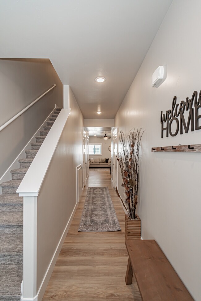 Building Photo - 380 S 3rd W