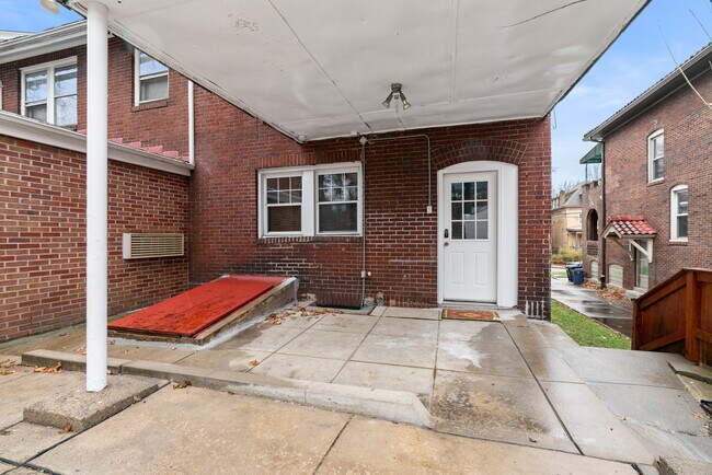 Building Photo - 5905 Hobart St