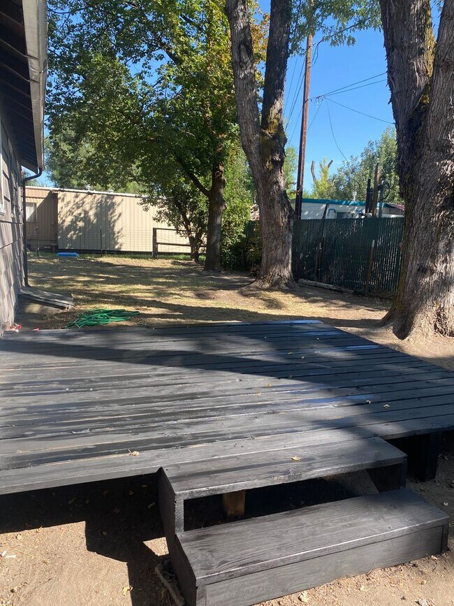 Building Photo - Charming 2bdrm 1 bath house with garage and fenced yard