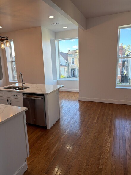 Building Photo - 1529 E 72nd St