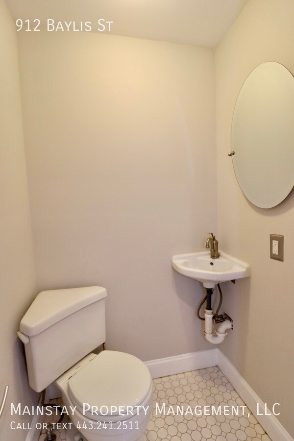 Building Photo - 2 Bedroom Rowhome w/ Rooftop Deck!