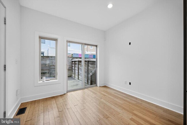 Building Photo - 2028 Trenton Ave